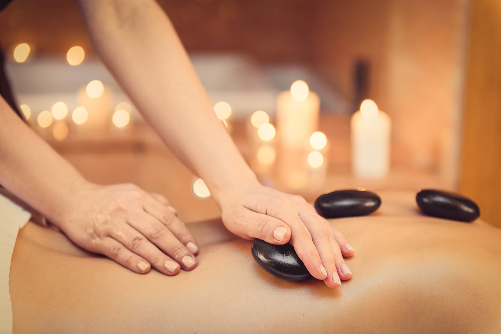 massage-aux-pierres-chaudes-les-angles